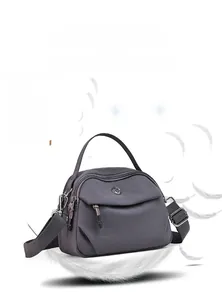 Vue détaillée du sac bandoulière en nylon violet imperméable pesant seulement 180g