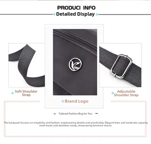 Détail du sac en nylon avec bandoulière tissée et plaque logo métallique en forme d'oiseau