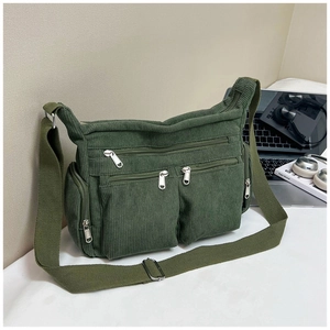 Détail du sac bandoulière en velours côtelé vert armée avec poches zippées pratiques