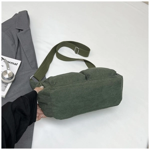 Détail du sac fourre-tout en velours côtelé vert olive avec deux poches et bandoulière
