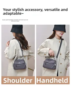 Détails du sac bandoulière en nylon gris-violet montrant les options de porté épaule et main