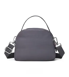 Vue arrière du sac bandoulière gris en nylon avec une sangle amovible noire réglable