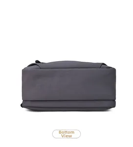 Vue détaillée du fond du sac à bandoulière en nylon gris foncé montrant les coutures