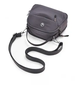 Vue de dessus du sac bandoulière en nylon gris-violet avec plusieurs compartiments zippés