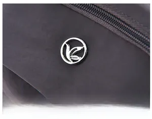Détail du tissu en nylon imperméable avec logo argenté et fermeture à glissière