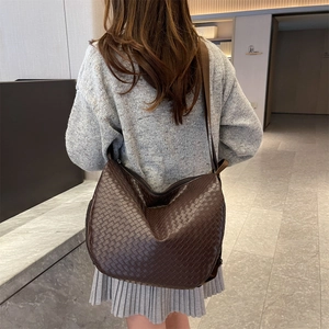 Retro woven leather hobo bag for women with large capacity and dark brown finish