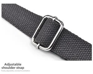 Détail de la bandoulière réglable en nylon noir avec boucle en métal argenté poli