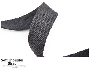 Gros plan sur la bandoulière en tissu tissé doux avec texture dense pour sac gris foncé