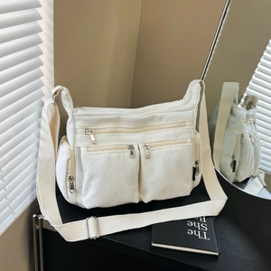 Sac fourre-tout en velours côtelé blanc cassé avec plusieurs poches zippées et sangle