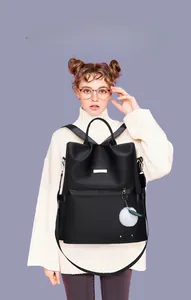 Vista posteriore dello zaino in tessuto oxford con zip antifurto e ciondolo a pompon