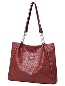 Detail of burgundy woven tote bag showing metallic chain straps and Meiduola logo plate