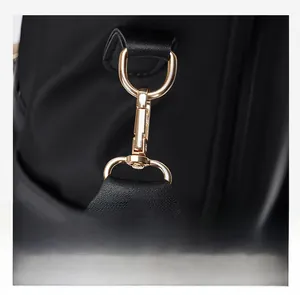 Dettaglio dello zaino Oxford con gancio in metallo dorato e finiture in pelle