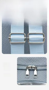 Détail de la bandoulière en nylon bleu réglable avec boucle métal et double fermeture