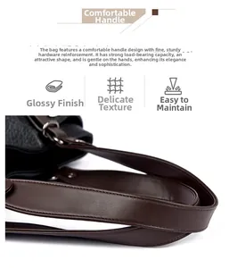 Détail du cuir noir texturé brillant et des ferrures dorées renforcées du sac