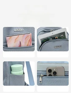 Détail du sac à dos en nylon bleu clair avec rangement multi-compartiments et poches côtés