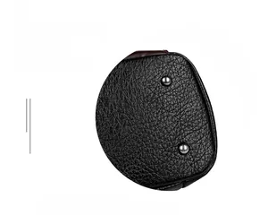 Détails des quatre rivets métalliques sur le fond d'un sac cabas en cuir noir