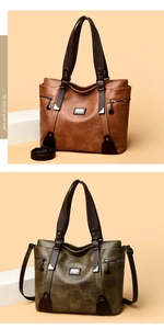 Détail de grands sacs fourre-tout en cuir PU marron et vert avec plaque logo métal