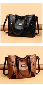 Détail du grand sac cabas avec deux poches zippées et texture en similicuir