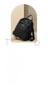 Détail d'un sac à dos noir en nylon résistant avec texture haute densité et logo métal