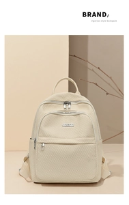 Détail du sac à dos en nylon texturé beige avec logo Jingpin en métal et zips