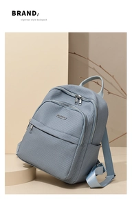 Détail du sac à dos en nylon bleu clair avec texture tissée et fermeture éclair argentée
