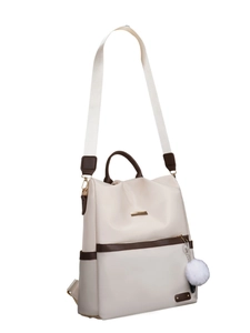 Zaino grande in oxford beige con finiture in pelle marrone e ciondolo peluche