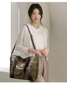 Détail du sac cabas vintage montrant sa grande capacité, sa texture cuir et sa poche zippée
