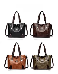 Collection de sacs cabas en cuir grainé montrant les coloris noir, marron, jaune et vert