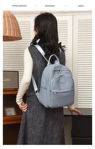 Détail du sac à dos en nylon bleu clair avec texture matelassée et logo métallique