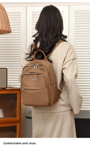 Vue détaillée du sac à dos en nylon marron avec texture tissée et zips argentés