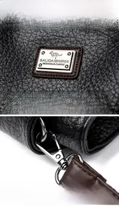 Gros plan d'un sac en cuir grainé avec emblème de kangourou doré et boucle en métal
