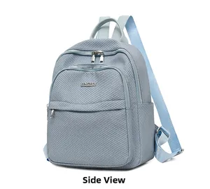 Vue latérale détaillée du sac à dos en nylon bleu clair avec texture tissée et logo argent