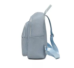 Vue latérale du sac à dos en nylon bleu clair avec fermeture éclair et poche filet