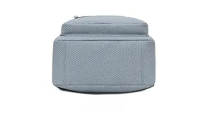 Vue détaillée du fond du sac à dos bleu en nylon montrant les coutures et la structure