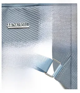 Détails du logo JINGPIN en métal et de la boucle en anneau du sac à dos en nylon