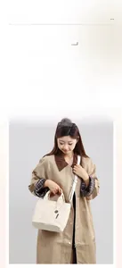 Dettaglio della grande borsa tote in pile teddy crema con tracolla su una modella