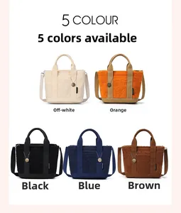 Cinque borse tote in pile teddy in vari colori con tracolle e ciondoli metallici coordinati
