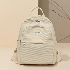 Sac à dos minimaliste en nylon beige pour femmes avec compartiment spacieux et finitions métal