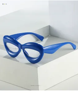 Détail des lunettes bleues puffy à monture épaisse et verres transparents