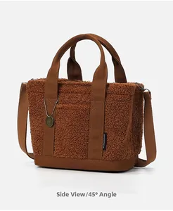 Dettaglio della texture in pile sherpa marrone e dell'etichetta di questa grande borsa