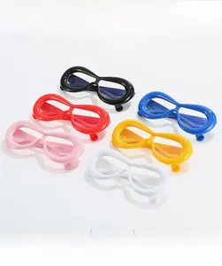 Vue à plat de lunettes mode en PC en forme d'infini en six couleurs vives et polies