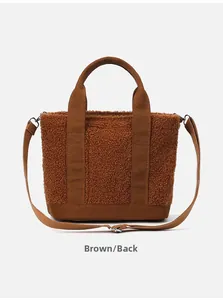 Vista posteriore della borsa in pile teddy marrone con cinghie di tela e tracolla regolabile
