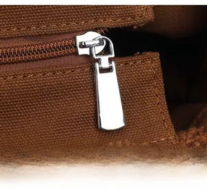 Dettaglio della cerniera in metallo su borsa in velluto teddy con trama in tela resistente