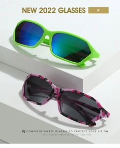 Dettaglio degli occhiali da sole sportivi Y2K mimetici rosa e verde neon su stand