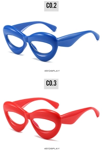Détail de montures de lunettes épaisses bleues et rouges avec vue à 45 degrés