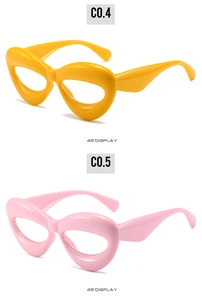 Affichage à 45 degrés de montures de lunettes épaisses style Y2K en jaune et rose