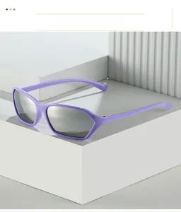 Dettaglio occhiali da sole Y2K viola geometrici con lenti riflettenti su basi bianche