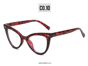 Lunettes œil de chat motif léopard rouge avec verres transparents vus à un angle de 45°