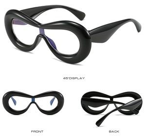 Trois vues de lunettes ovales ondulées noires épaisses tendance sous des angles de 45 degrés, avant et arrière