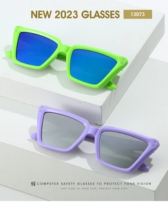 Detailansicht der Cat-Eye-Sonnenbrille in Grün und Lavendel mit Metallnieten